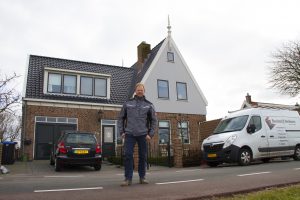 Voor het huis met het kantoor onderaan de dijk